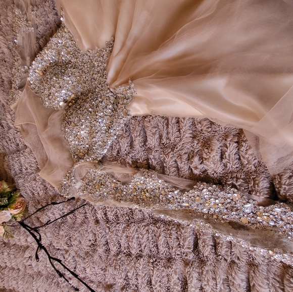 Dress with lots of beads and crystals - Picture 5 of 8